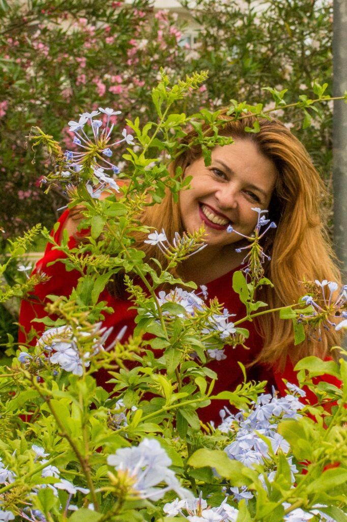 Autora Feliz entre flores!