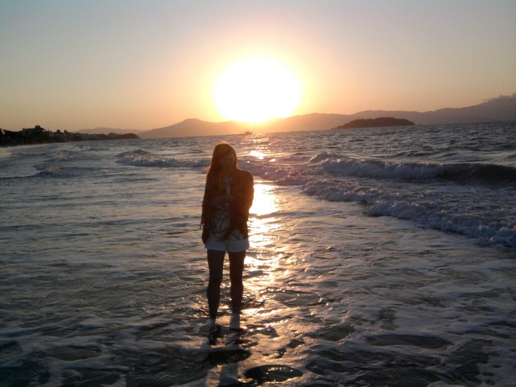 Foto originalde um por sol, sinalizando o fim do caminho de dor para a cura.